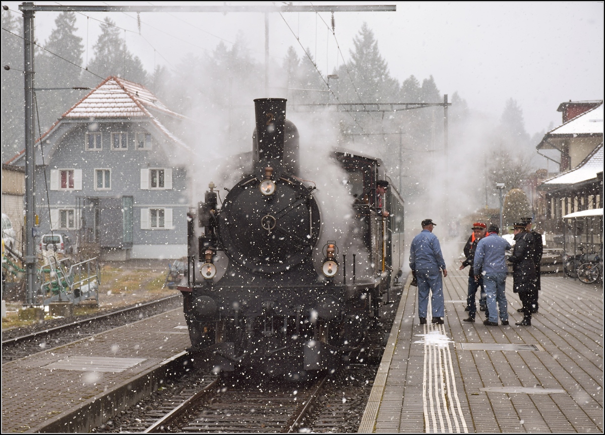 Dampflok Ed 3/4 Nr. 2 der Solothurn-Mnster-Bahn in Affoltern-Weier. Betreut wird die Lok durch den Verein historische Emmentalbahn. Mit im Gepck hat sie zwei vierachsige Leichtstahlplattformwagen und einen K2. Februar 2018.