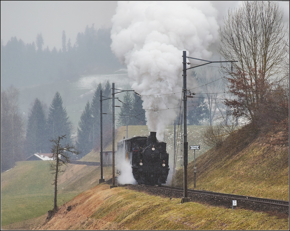 Dampflok Ed 3/4 Nr. 2 der Solothurn-Münster-Bahn bei Griesbach. Betreut wird die Lok durch den Verein historische Emmentalbahn. Mit im Gepäck hat sie zwei vierachsige Leichtstahlplattformwagen und einen K2. Februar 2018.