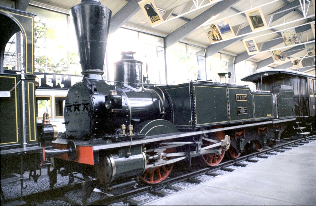 Dampflok  Genf  Nr.28, Baujahr 1858, L�P 10,941 m, 46,7 t, Vmax 60 km/h im Verkehrshaus Luzern am 23.08.1979.