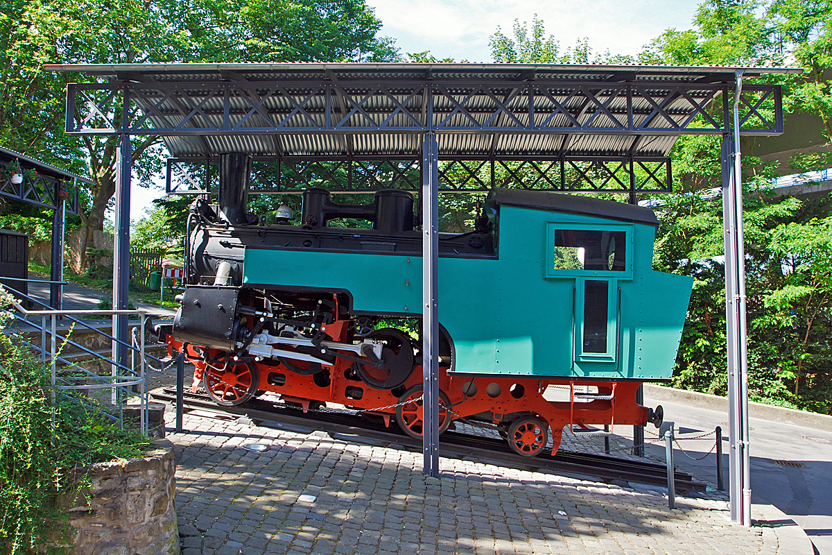 Dampflok Nr. 2   der Drachenfelsbahn (Denkmallok) am 06.06.2014 in Königswinter an der Talstation Drachenfelsbahn. 

Die Lok wurde 1927 von der Maschinenfabrik Esslingen unter der Fabriknummer4185 gebaut und war bis 1958 im Einsatz. 
Technische Daten der Lok: 
Bauart: (2)1'/b-h2t 
Länge über Puffer: 7.300 mm 
Gesamtachsabstand: 4.000 mm 
Höchstgeschwindigkeit: 10 km/h
Dienstgewicht: 20,0 t 

Die Drachenfelsbahn ist die älteste der vier noch betriebenen Zahnradbahnen in Deutschland. Sie überwindet auf ihrem Weg zum Gipfel rund 220 Höhenmeter mit Steigungen von bis zu 20 Prozent. Die Spurweite beträgt 1.000 mm, das Zahnstangensystem ist Riggenbach.