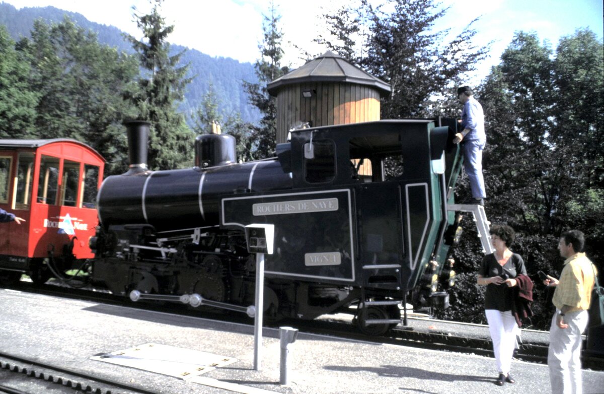 Dampflok Zahnradbahn MGN Nr.1  Rocher de Naye  in Caux am 22.08.1999. Laut eines Eintrags im Internet (www.sommerschi.com) wurde die Dampflok 1992 bei SLM als H 2/3 mit �lbefeuerung bestellt, konnte sich nie durchsetzen. im Jahr 2005 wurde die Lok an die Brienz-Rothornn-Bahn abgegeben und ist dort unter Nr.16 in Betrieb.