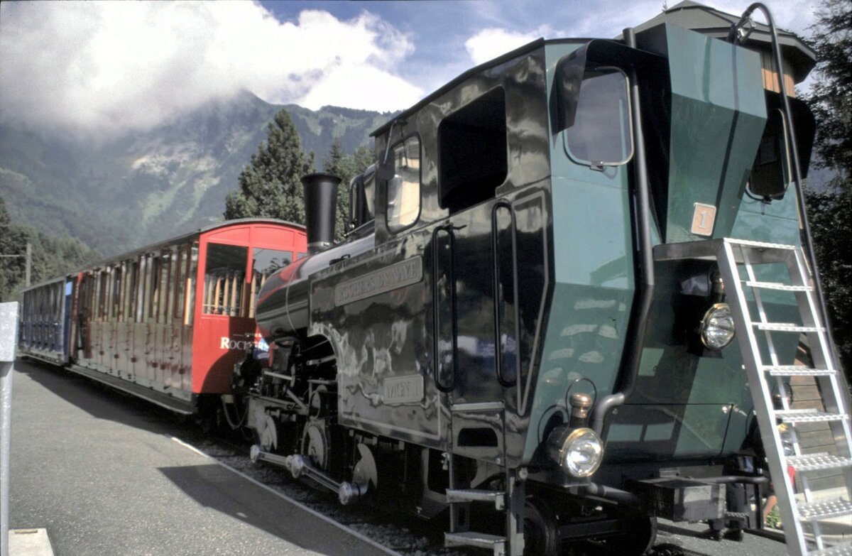 Dampflok Zahnradbahn MGN Nr.1  Rocher de Naye  in Caux am 22.08.1999. Laut eines Eintrags im Internet (www.sommerschi.com) wurde die Dampflok 1992 bei SLM als H 2/3 mit �lbefeuerung bestellt, konnte sich nie durchsetzen. im Jahr 2005 wurde die Lok an die Brienz-Rothornn-Bahn abgegeben und ist dort unter Nr.16 in Betrieb.