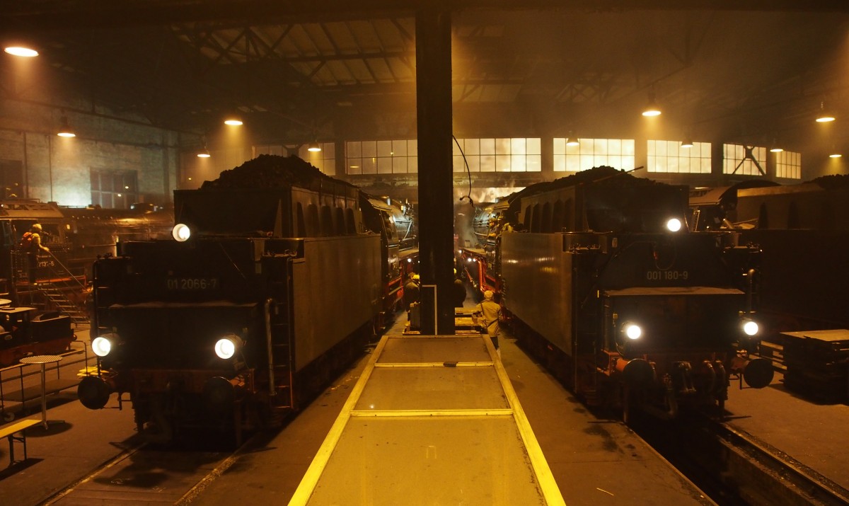 Dampflokatmosph�re pur im n�chtlichen Ringlokschuppen des Bw Dresden. Von links: 01 2137-5 (ganz hinten nur wenig zu sehen), 01 2066-7 und 001 180-9 beim 7. Dresdner Dampfloktreffen am 19.04.2015.