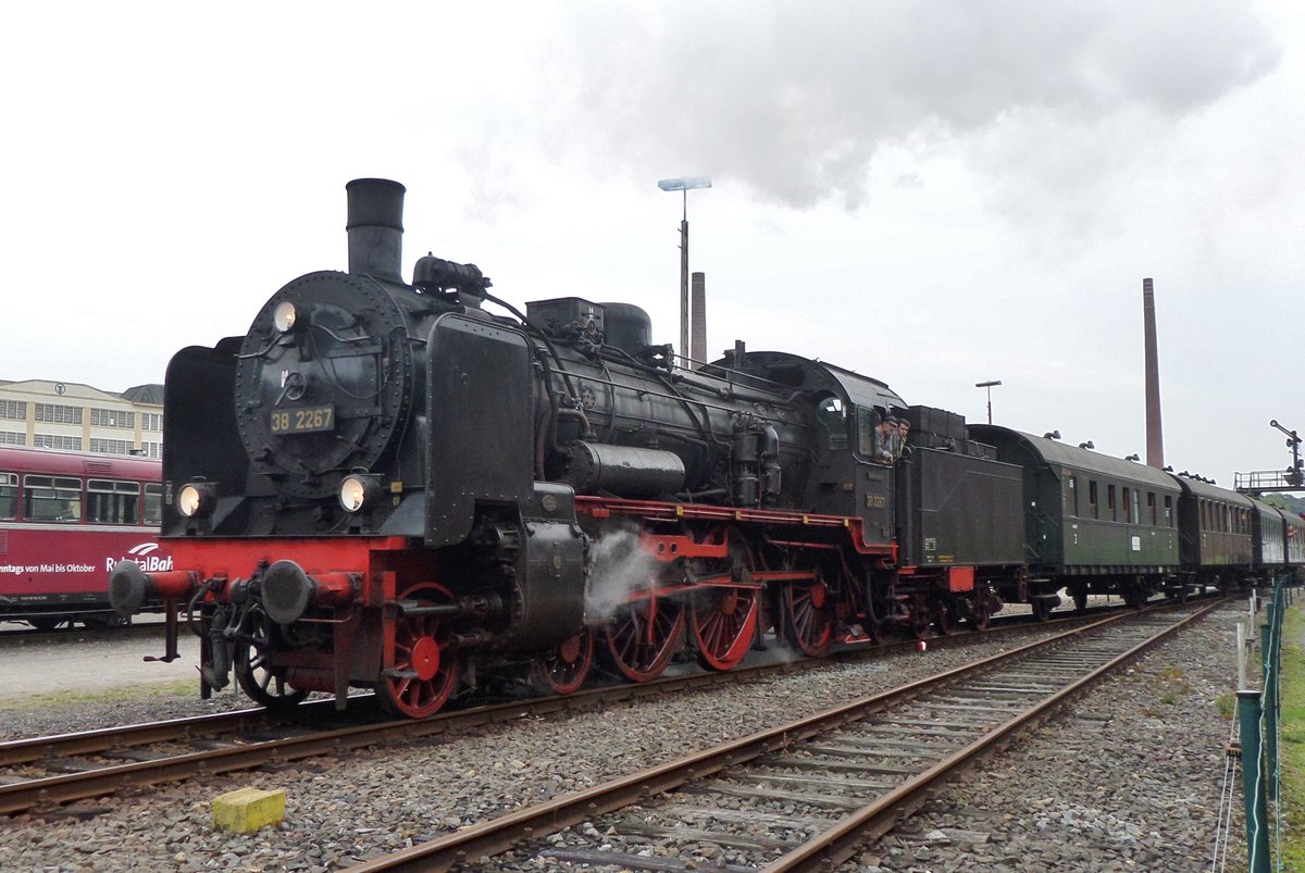 Dampfpendelzug mit 38 2267 verlässt am 16 September 2016 Bochum-Dahlhausen. 