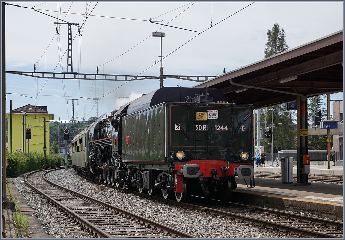 Dampftag Lyss 2018: Am 24 Juni begegneten sich die 01 202 und die 141 R 1244 beim Verkehrshaus der Schweiz in Luzern. Und beim  Dampftag Lyss 2018  h�tte es erneut zu einer Begegnung der beiden grossen Dampfloks kommen sollen, doch leider wurde wegen Brandgefahr der 01 202 die Ausreise verweigert. Bei der �l gefeuerten SNCF 141 R 1244 bestand keine Gefahr von Funkenflug und somit auch keine Brandgefahr, weshalb die Lok nicht auf die Fahrt nach Lyss verzichten musste, doch zu meinem Verdruss kam sie mit dem Tender voraus in Lyss an. 
11. August 2018