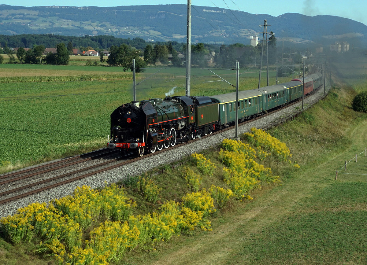 Dampftage 2018 von Lyss
Dampf-Zubringerzug mit der 141.R.1244 vom Verein Mikado 1244 auf voller Fahrt bei Bollodingen am 11. August 2018.
Foto: Walter Ruetsch