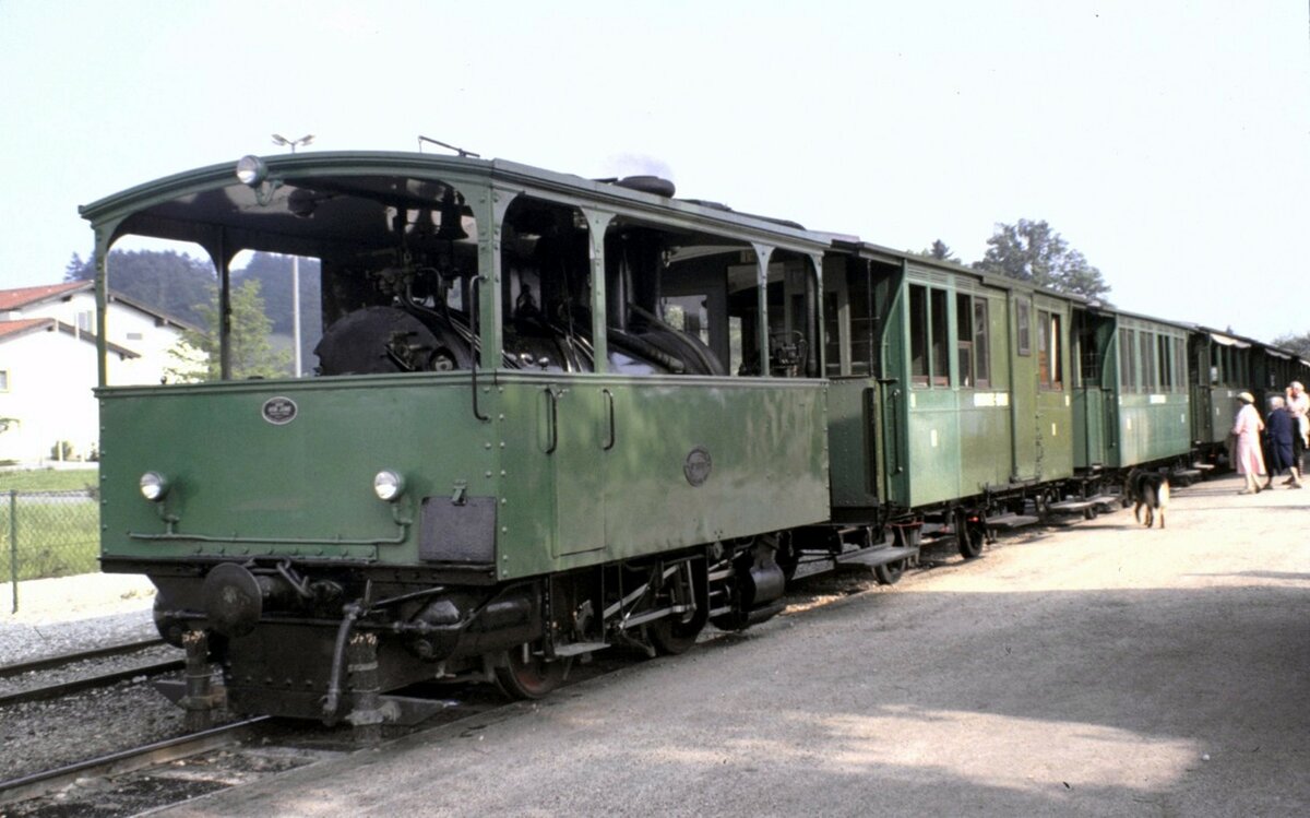Dampftrambahn in Prien mit Namen Laura von Krauss & Comp. München Tp L VII Bauart Bn 2 t Fabriknumer 1813, Baujahr 1887; Vmax 25 km/h; Leistung 60 PS; Gewicht 13,3 t. Kompletter Zug in Prien Bahnhof am 13.06.1981.