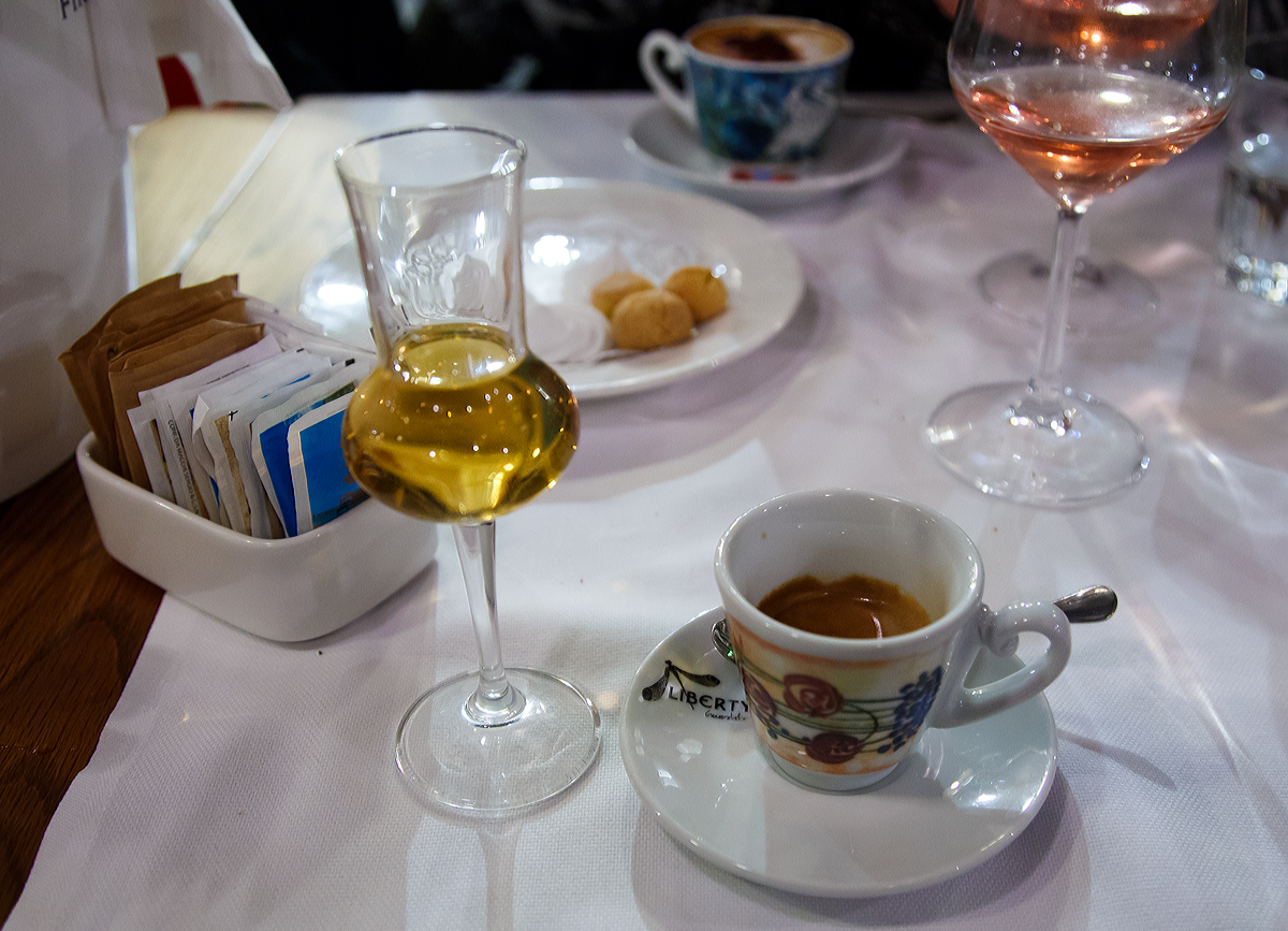 
Danach gab es noch Caffè (bei uns bekannt als Espresso) und einen Grappa, Milano am 27.12.2015 in der Osteria Italiana am 27.12.2015. 