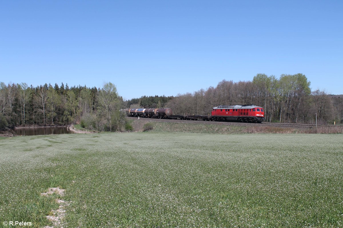 Dank Bauarbeiten im Pegnitztal über Ostern wird der EZ 45368 XTCH -NNR über Weiden-Schwandorf umgeleitet. Hier nochmal 232 703 mit dem Zug bei Oberteich. 22.04.19