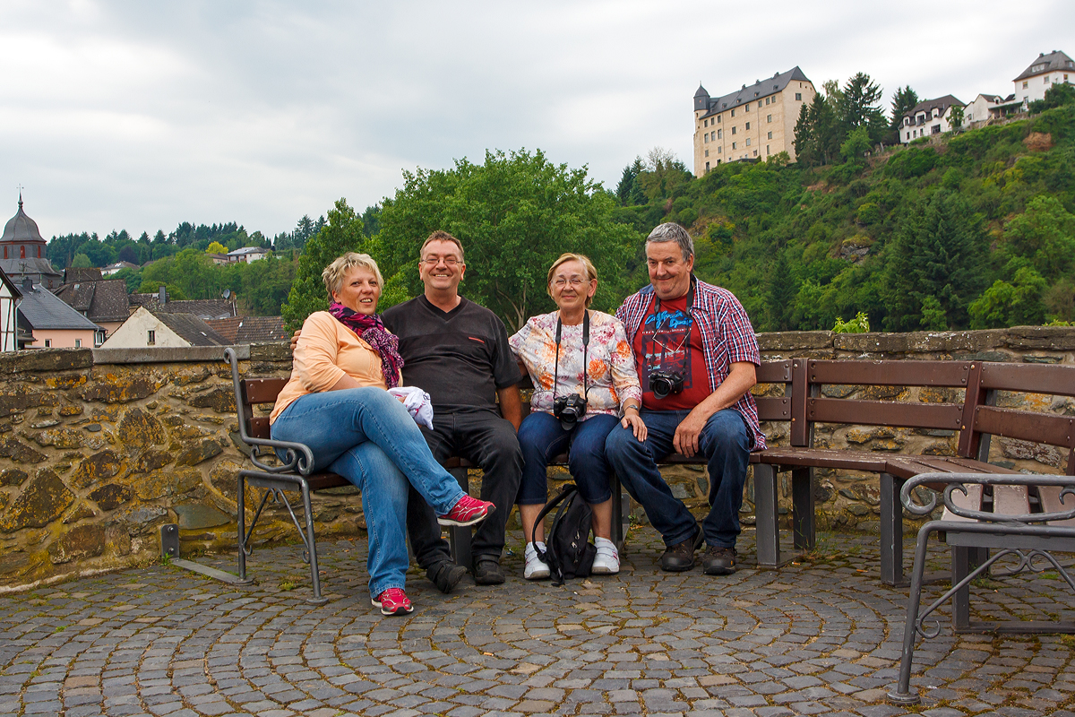 
Dank Selbstauslöser und guter Auflagemöglichkeit, kommt auch schon mal der Fotograf mit auf Bild...
Vier hatten einen Tour an die Lahn unternommen, hier am 26.05.2014 in Runkel.
