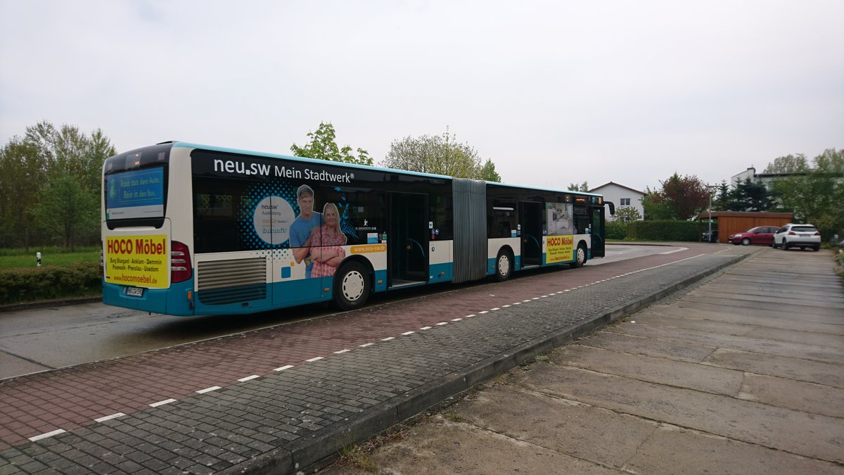 ....dann die Seitenansicht von NB SW 590 mit dem Traffic Board fr HOCO Mbel und Werbung noch in eigener Sache fr die Ausbildung bei den Stadtwerken 