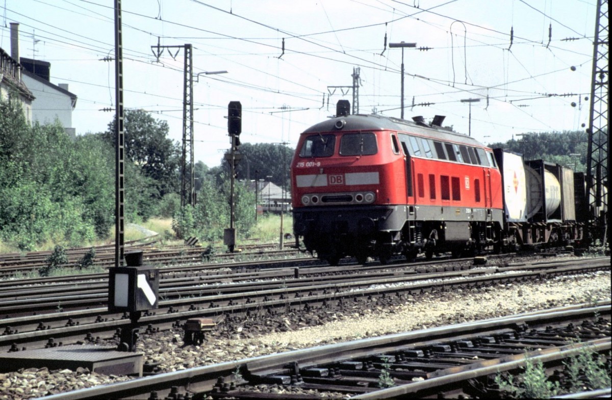 Das bunte Leben der 215 001-9, in Neurot in Neu-Ulm im Juli 1998. Der zug kommt aus dem Illertal und befindet sich auf dem Weg nach Ulm. (Diascan)