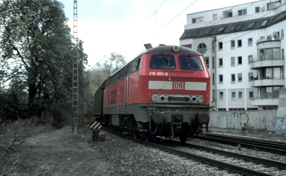 Das bunte Leben der 215 001-9, in Neurot in Neu-Ulm am 24.04.1999. Der Güterzug kommt aus Richtung Biberach. (Diascan).