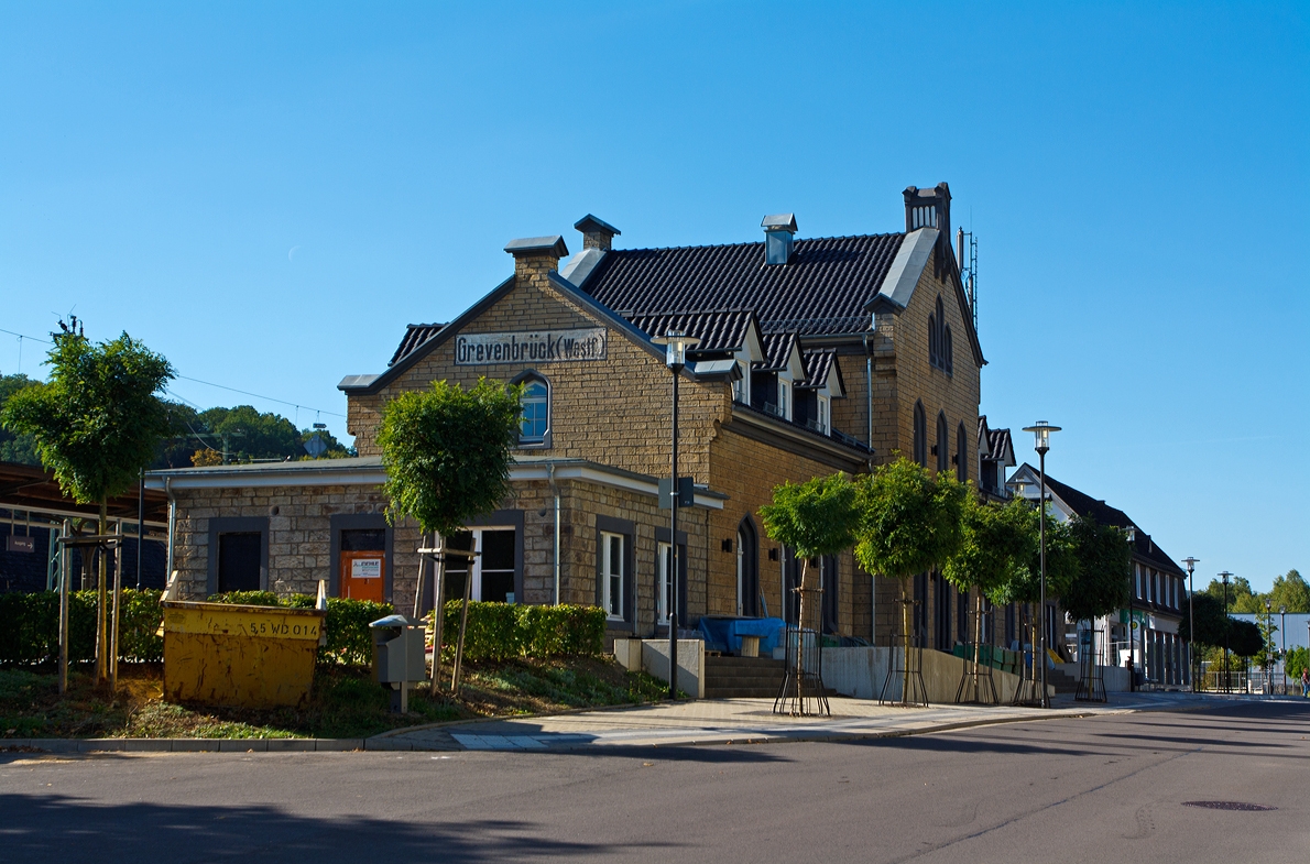 Das ehem. Empfangsgebäude vom Bahnhof Grevenbrück (Lennestadt-Grevenbrück/Sauerland) am 29.09.2013 von der Straßenseite. Ein Bahnhof an der Ruhr-Sieg-Strecke (KBS 440).