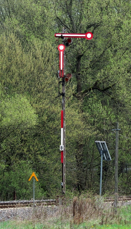 Das Einfahrsignal B von Steinbach-Hallenberg für die Züge die aus Ri.Schmalkalden kommen.
Hier am 19.April.2014