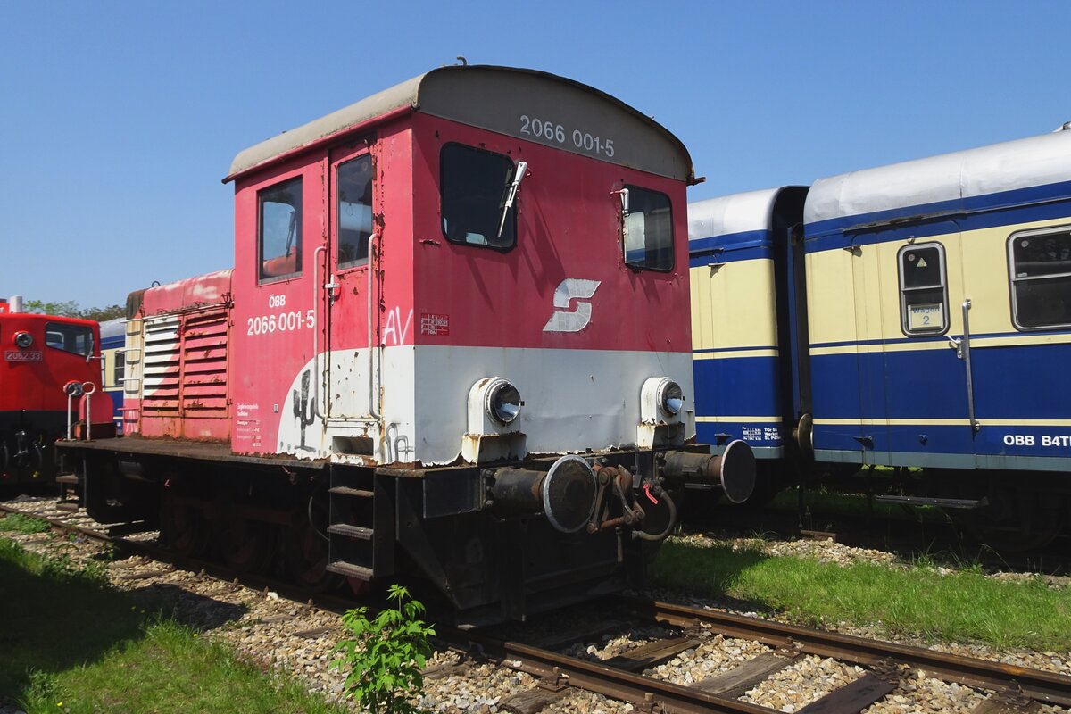 Das Einzelstck 2066 001 entstand in sterreich nach den 2. Weltkrieg aus das Wrack der Wehrmachtsdiesellok HF25 901 in Wiener Neustadt. Ab 1955 bis 1994 wurde der umgebauter Lok als 2066.01 ins BB Werk Floridsdorf eingesetzt und wurde nach ein Verbleib in MIstelbach in leider nicht ganz glorisen Zustand ins Heizhaus Strasshof gebracht, wo sie am 21 Mai 2023 fotografiert wurde.