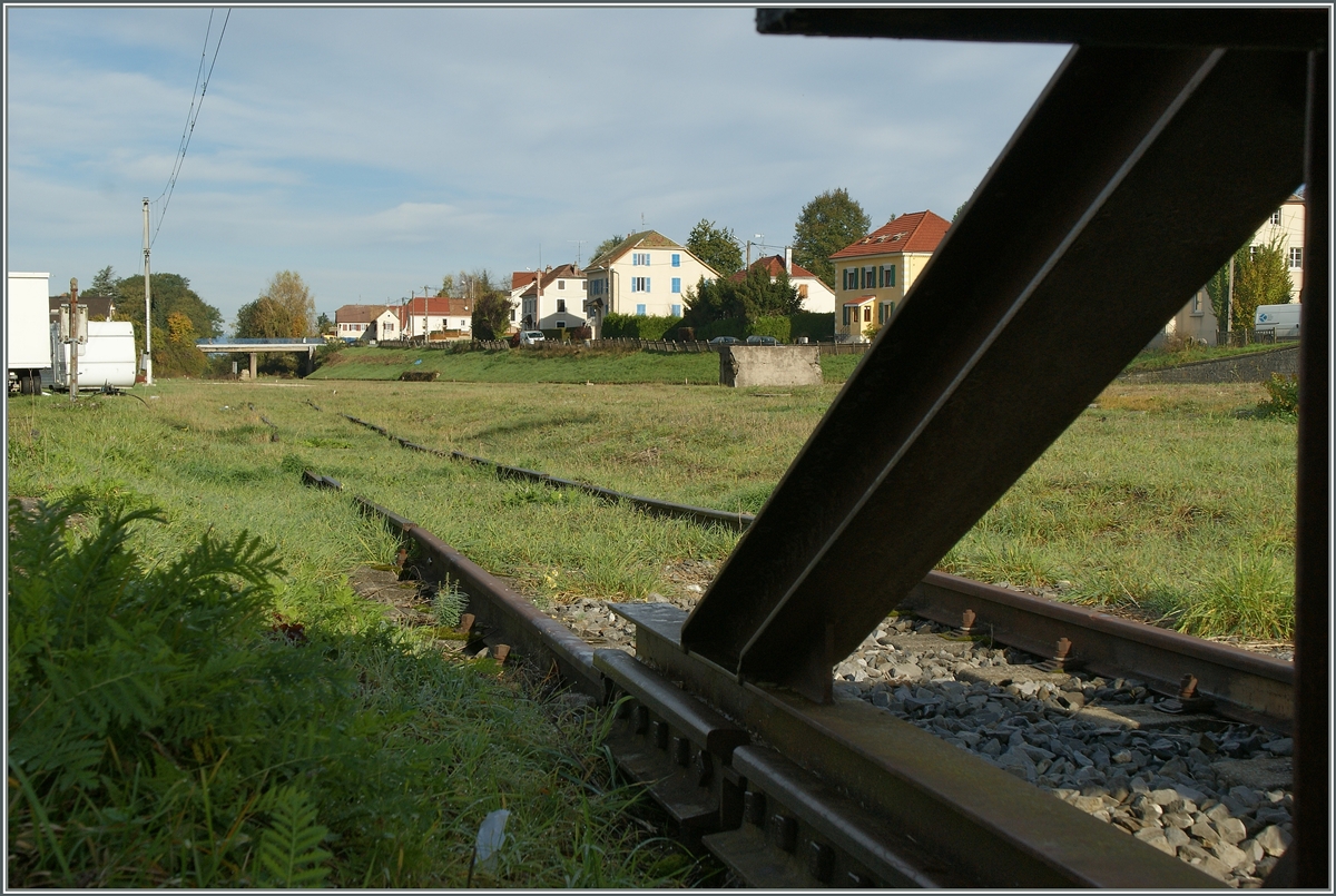 Das Ende der Strecke Delémont - Delle: kurz nach dem Prellbock sind die Gleise abgesägt. Durch den Verlust von Elsass Lothringen nach 1871 war Delle für Frankreich ein wichtiger Grenzübergang, welcher in der Folge auch zum Bau der MLB (Moutier - Lengnau)führte. 
Nach 1918 verschoben sich die Grenzen erneut und es begann ruhig zu werden in Delle, in den neunziger Jahren wurde die Strecke stillgelegt. Doch vor einigen Jahren, am 10.12.2006 konnte die kurze Grenzüberschreitenden Verbindung Boncourt -Delle wiedereröffnet werden und es bestehen Planungen auch die restlichen 20 Kilometer nach Belfort (mit Anschluss an den TGV) wieder in Betrieb zu nehmen.
18. Okt. 2012