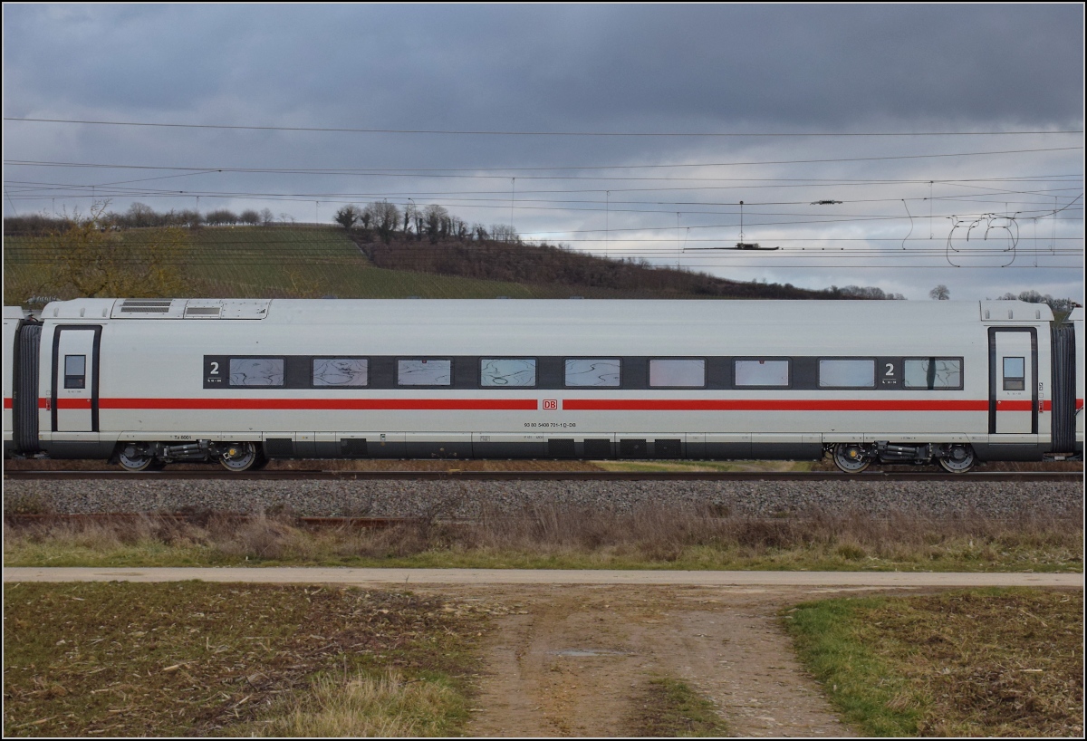 Das erste Exemplar der BR 408 als Überraschungsgast in Schliengen.

Wagen 93 80 5 408 701-1 D-DB von Tfz 8001. Januar 2022.