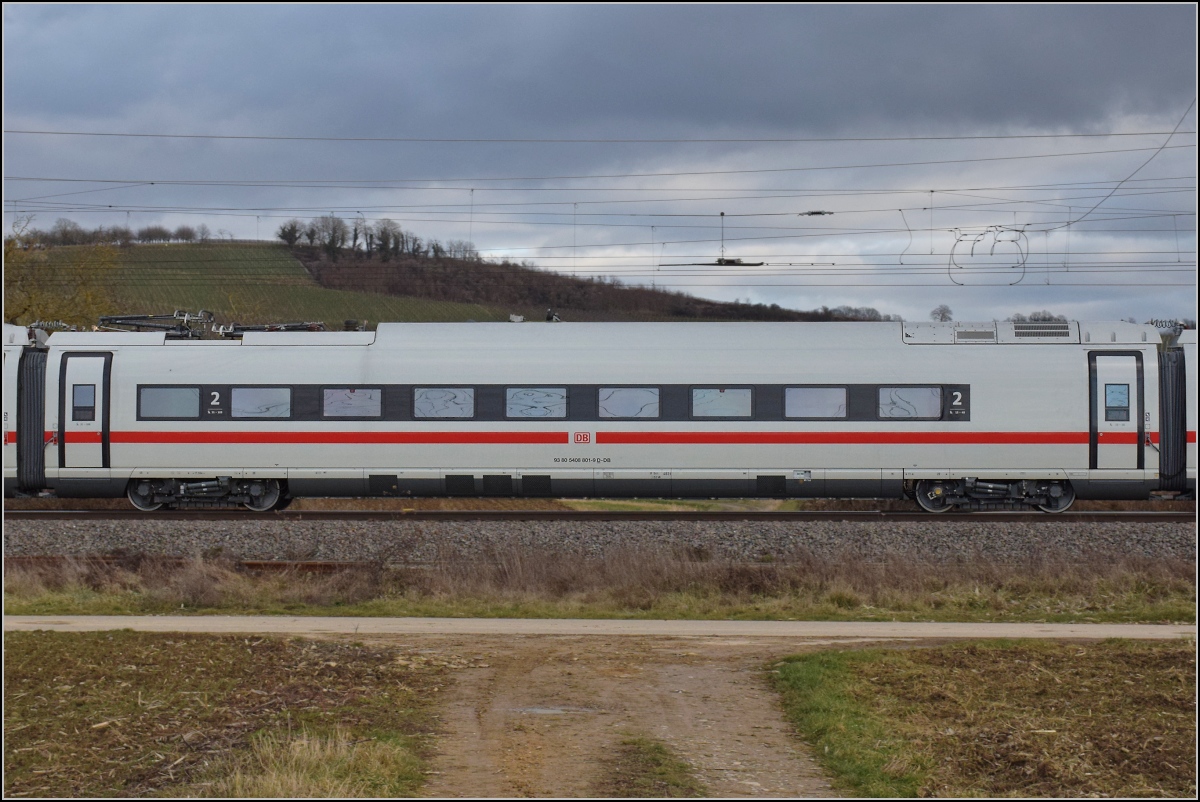 Das erste Exemplar der BR 408 als Überraschungsgast in Schliengen.

Wagen 93 80 5 408 801-9 D-DB von Tfz 8001. Januar 2022.