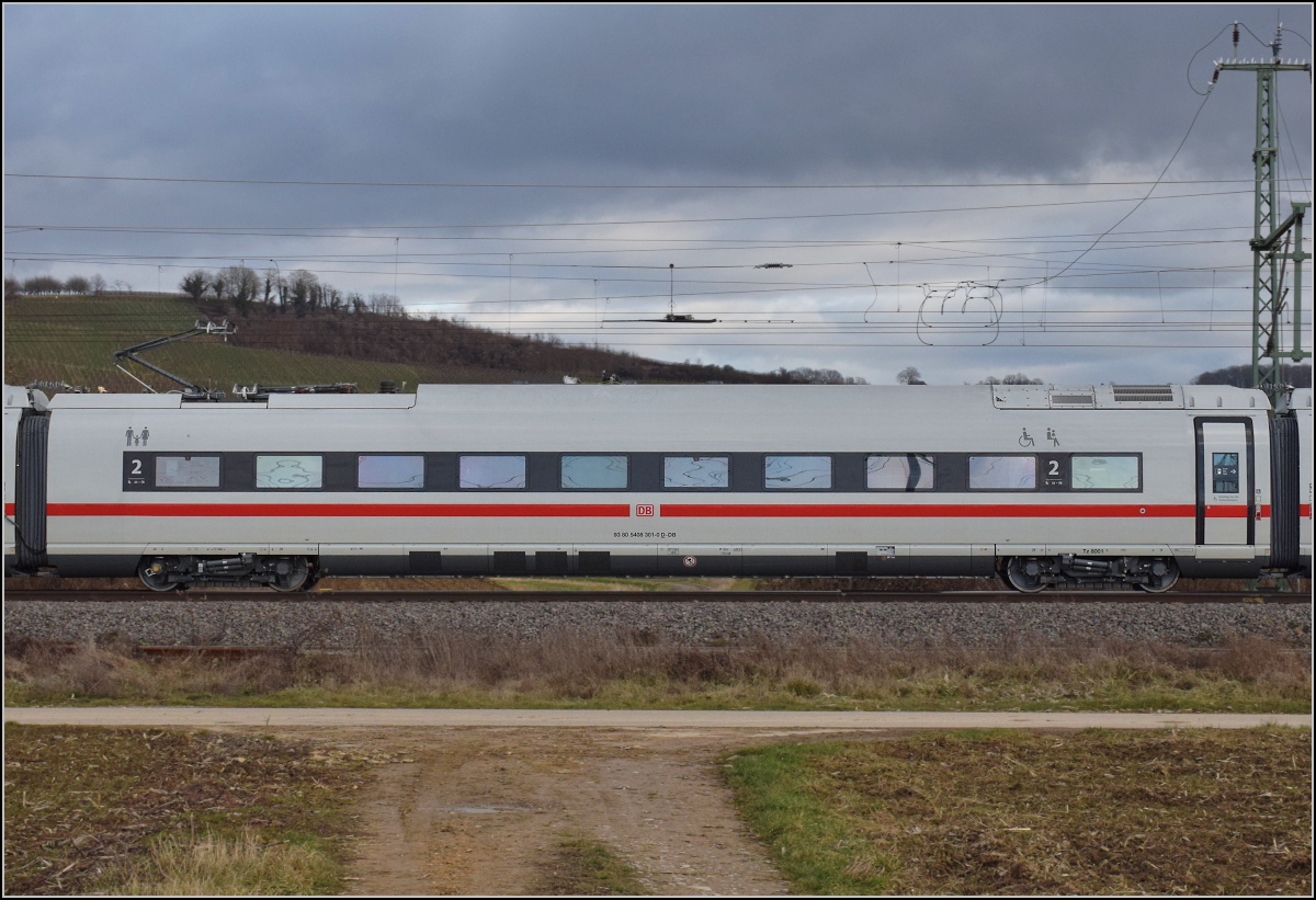 Das erste Exemplar der BR 408 als Überraschungsgast in Schliengen.

Wagen 93 80 5 408 301-0 D-DB von Tfz 8001. Januar 2022.