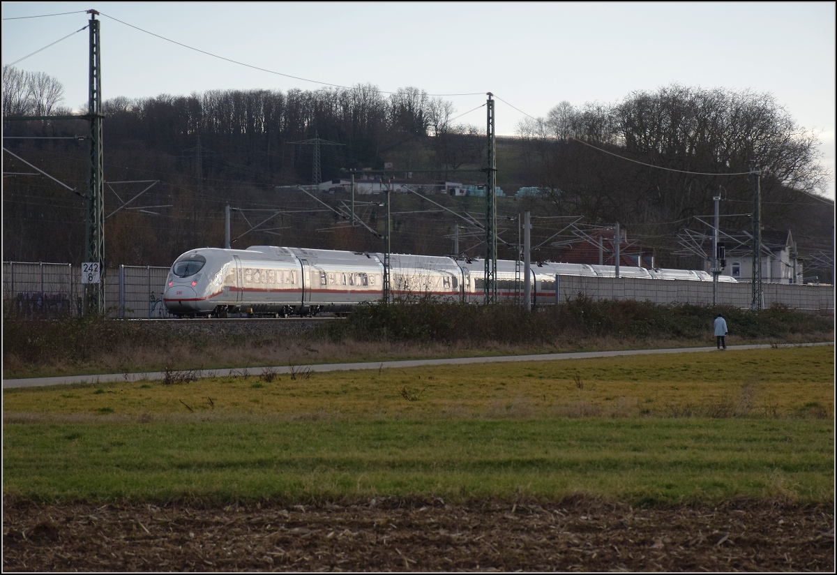 Das erste Exemplar der BR 408 als Überraschungsgast in Schliengen.

Tfz 8001 mit Endwagen 93 80 5 408 501-9 D-DB hinten fädelt auf die Neubaustrecke zum Katzenbergtunnel ein. Ich vermute mal, das wird mehr als eine Testfahrt nach Basel. Januar 2022.