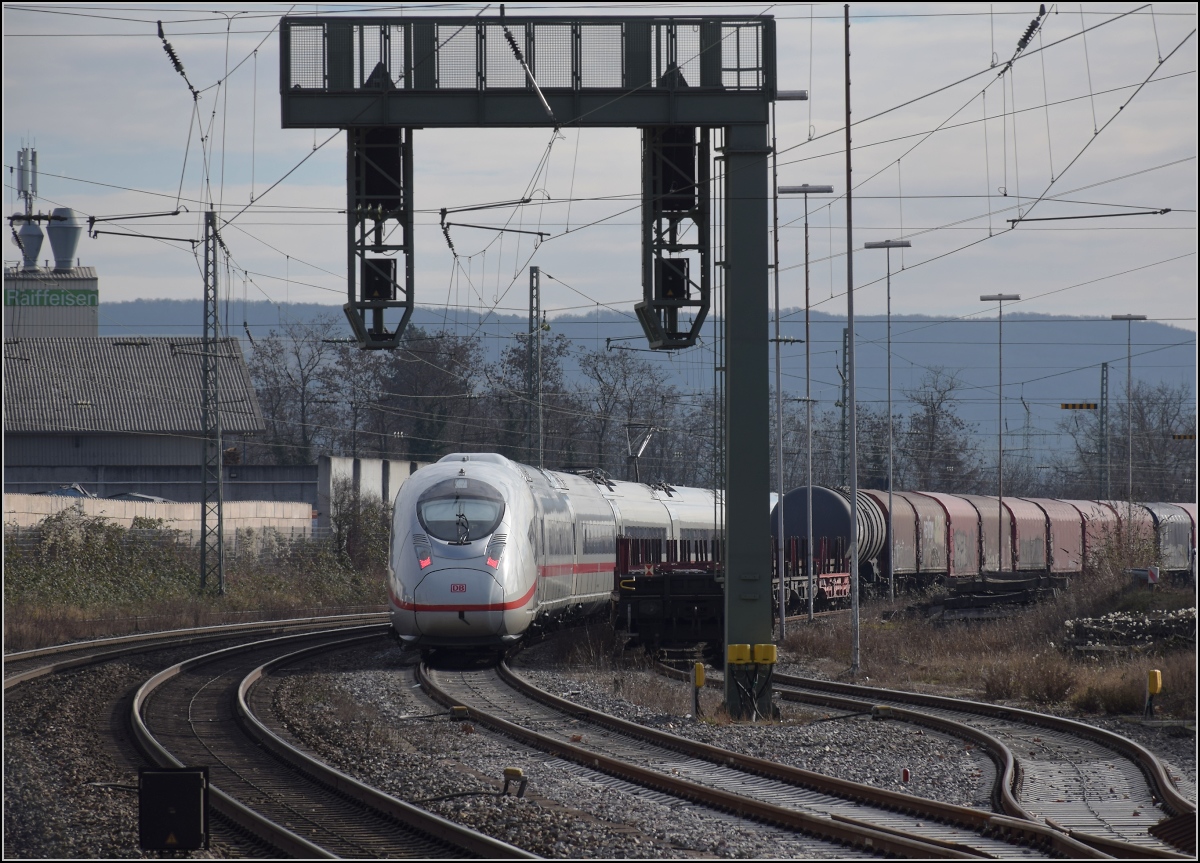 Das erste Exemplar der BR 408 Efringen-Kirchen. 

Tfz 8001 wurde leider von einem dort ebenso geparkten Güterzug in den Schatten gestellt. Januar 2022.