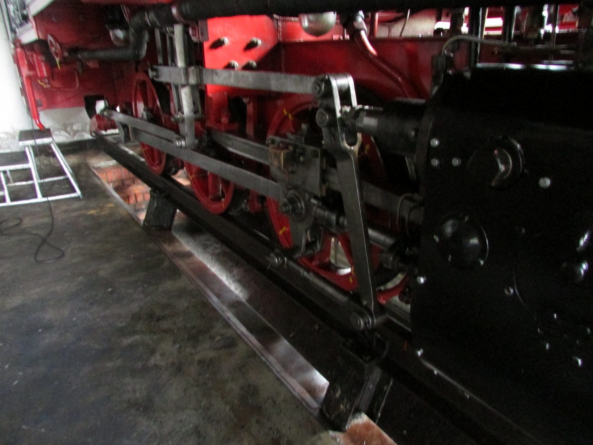 Das Fahrwerk der 99 4511 im Lokschuppen J�hstadt am 13.Juli.2013