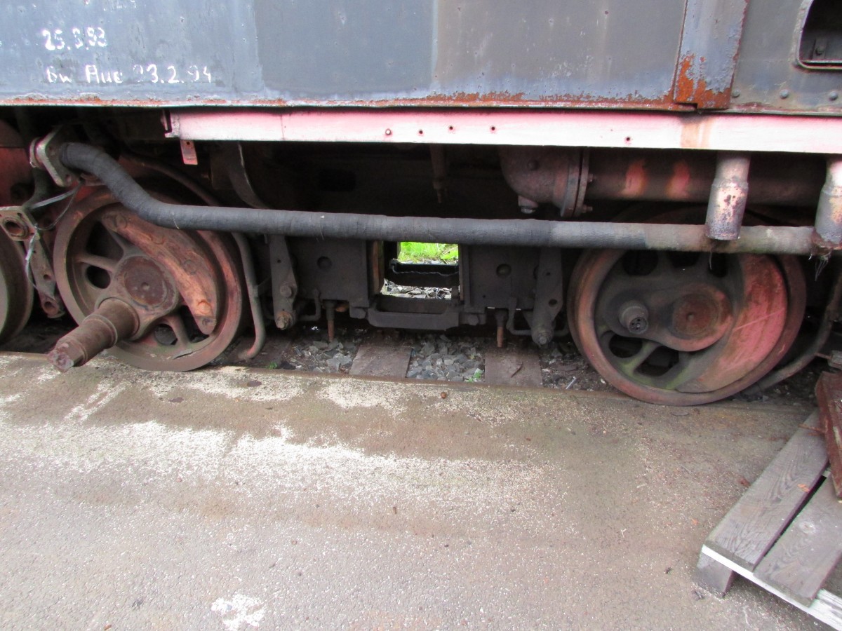 Das Fahrwerk der 99 776.Da fehlt auch was.
Oberwiesenthal am 15.Juli.2013