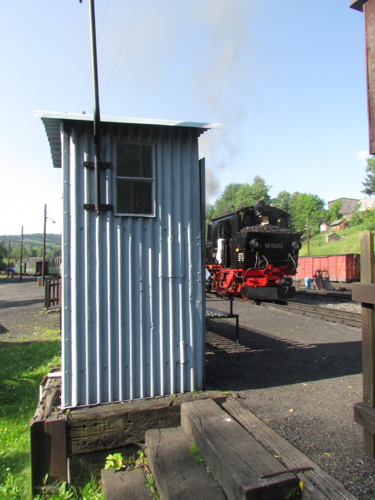 Das Fernsprecherhuschen von Jhstadt mit 99 1542-2 am 13.Juli.2013