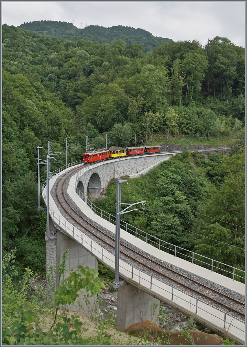 Das  Festival Suisse de la vapeur  (Schweizer Dampffestival 2025) begeistert zumindest mich auch immer wieder mit eklektisch betriebenen Zügen wie z.B. hier dem Bernina Bahn RhB ABe 4/4 I N° 35 mit dem Riviera Belle Epoque Zug von Chaulin nach Vevey, welcher den frisch sanierten Baye de Clarens Viadukt überquert.

8. Juni 2025