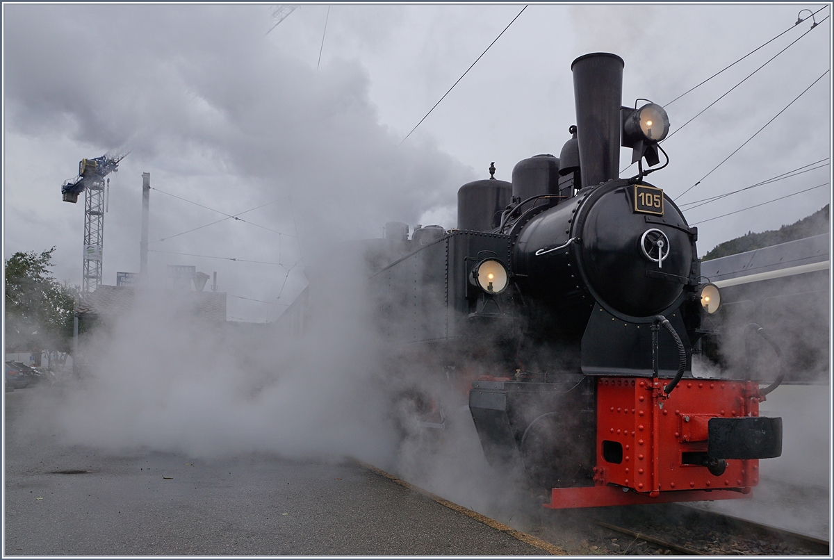 Das garstige und vor allem kühle Wetter sorgte für eine prächtige Dampfentwicklung bei der Blonay-Chamby G 2x 2/2 105, hier beim Rangieren in Blonay.

26. Sept. 2020