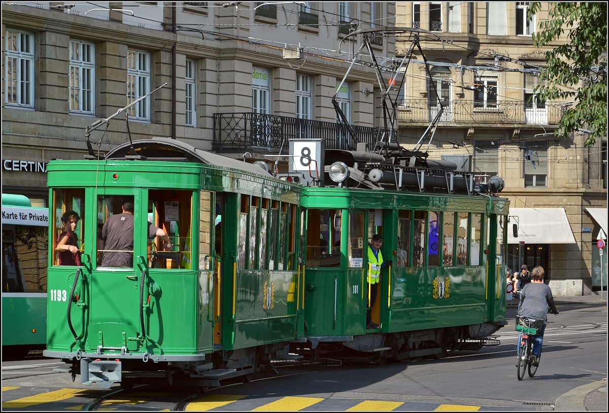 Das Gespann mit Wagen 190 fährt von der Innenstadt auf die mittlere Rheinbrücke in Basel. Zu sehen ist der Beiwagen 1193 mit der interessanten Stromverbindung zum Motorwagen. September 2015.