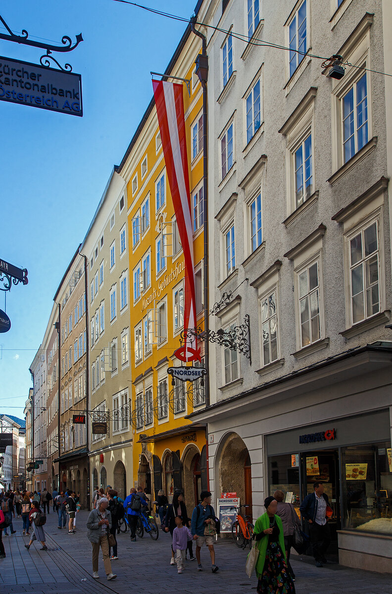 Das Hagenauerhaus in der Getreidegasse 9 in Salzburg am 12..09.2022.

Im dritten Obergeschoss wurde am 27. Jänner 1756 der weltweit bekannte Musiker und Komponist Wolfgang Amadeus Mozart geboren. Daher wird das Gebäude auch Mozarts Geburtshaus genannt und unter dieser Bezeichnung touristisch beworben.
