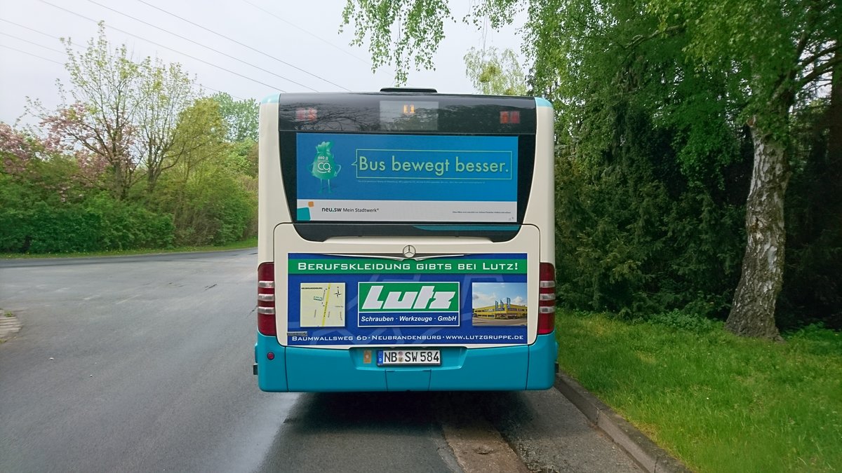 .....das Heck von NB SW 584 auf der Linie 8 an der Wendeschleife am Waldfriedhof mit der Werbung f�r Lutz und  Bus bewegt besser  eine Kampagne der Stadtwerke Neubrandenburg  (Mai 2017)