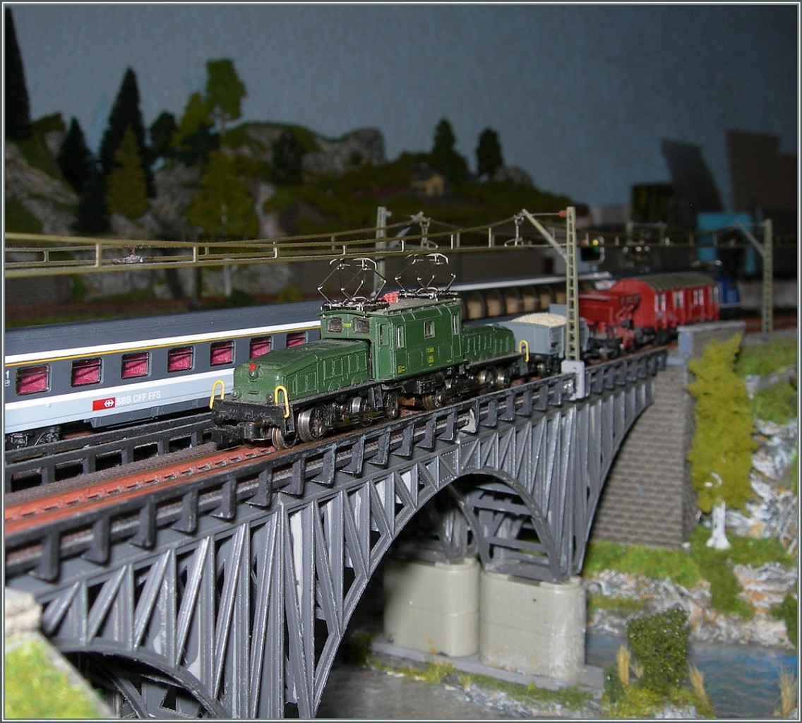 Das Märklin mini-club Krokodil mit neuen Stromabnehmer auf meiner Z-Anlage. 
1. Feb. 2014