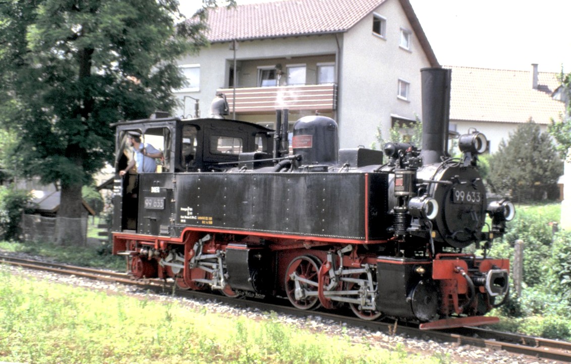 Das �chsle 99 633 rangiert in Ochsenhausen am 29.06.1985. Nach langer Standzeit und aufwendiger Restaurierung wird am Samstag den 25. April 2015 die Lok wieder in Betrieb genommen.