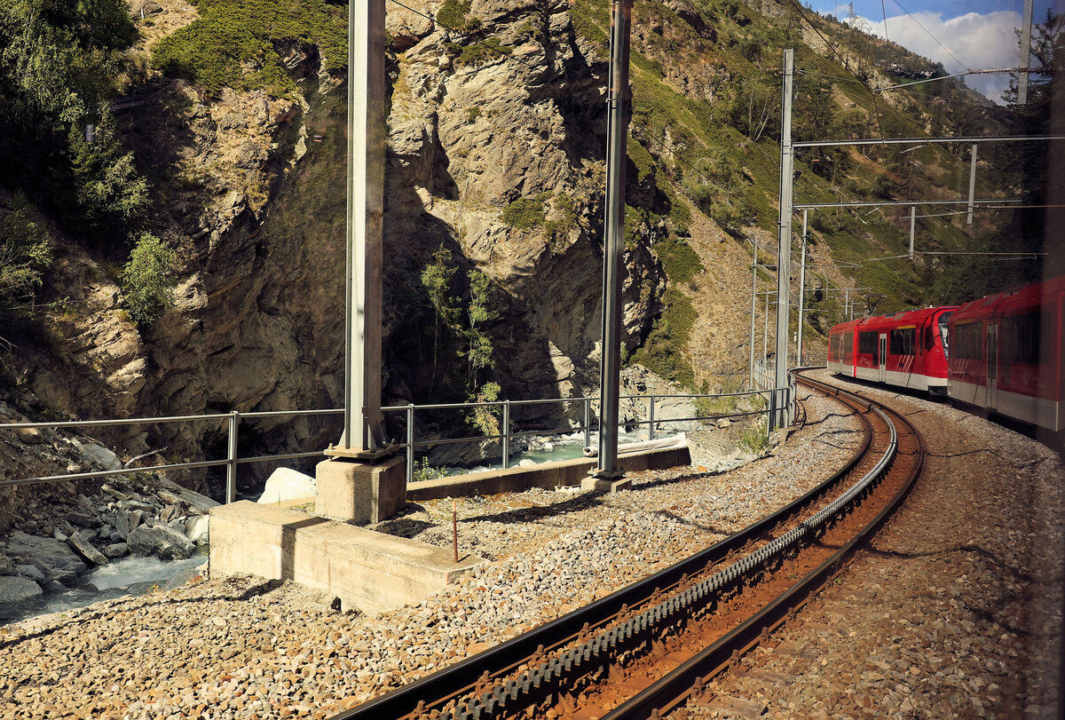 Das Problem der fixen Fenster bei der MGB. In der Mitte der Kipfenschlucht befindet sich eine grössere Ausweiche, Kipferwald. 30.August 2025 