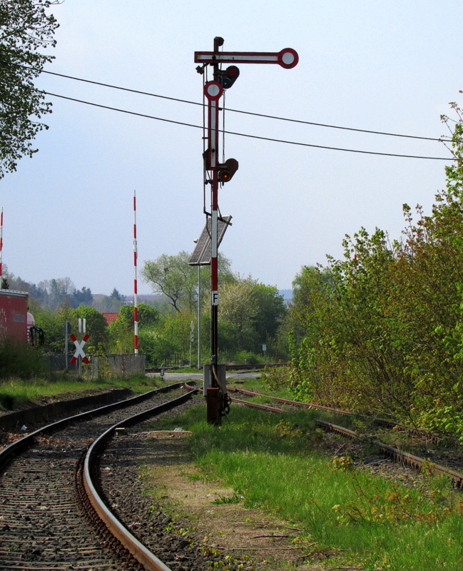 Das Signal F im Bahnhof Immelborn.Das Signal war früher das Ausfahrsignal wenn Züge aus Barchfeld kamen und ri Eisenach wollten.Heute ist das das Ausfahrtsignal für die Züge vom Kieswerk.Aufgenommen am 19.April.2014