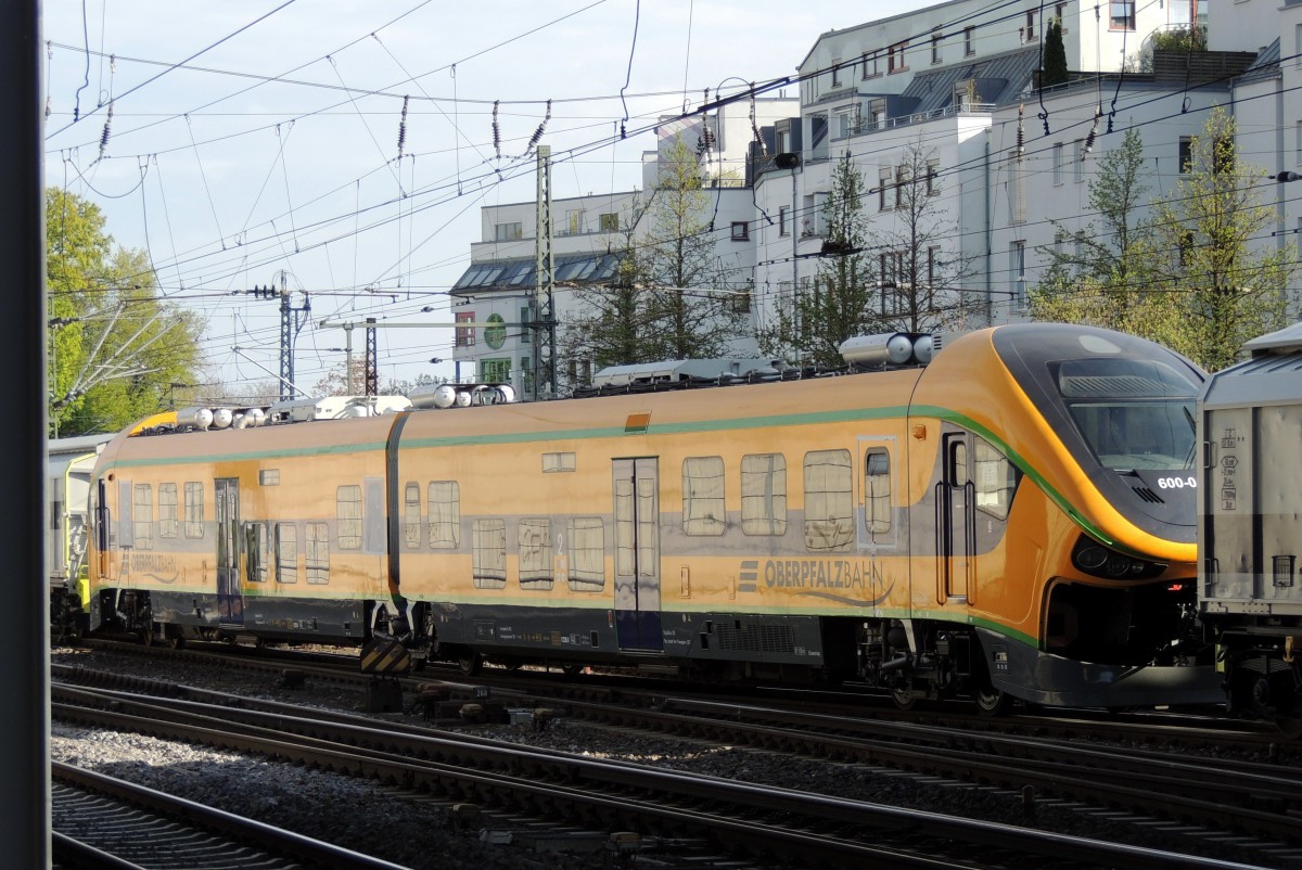 Das Testfahrzeug 600-001 der Oberpfalzbahn f�hrt zwischen zwei G�terwagen mit Sonderkupplungen durch den Bahnhof Ulm am 10.04.2014.