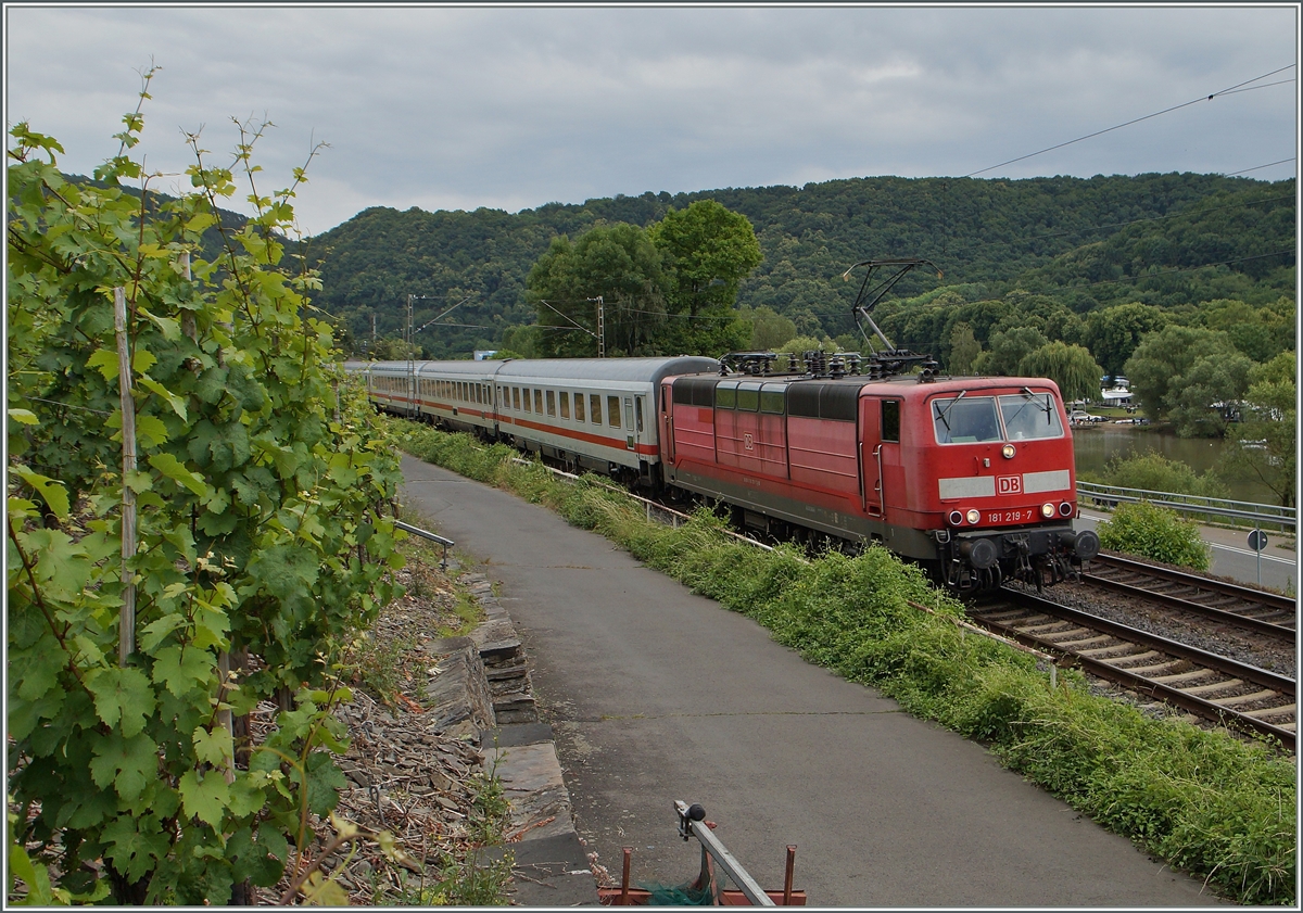 Das Urteil, ob die bessere Sicht auf IC 134  Ostfriesland   Norddeich Mole - Luxemburg auch ein besseres Bild hervorbrachte  sei dem Betrachter berlassen. 
Die DB 181 219-7 mit dem IC 134 bei Winningen. 
20. Juni 2014