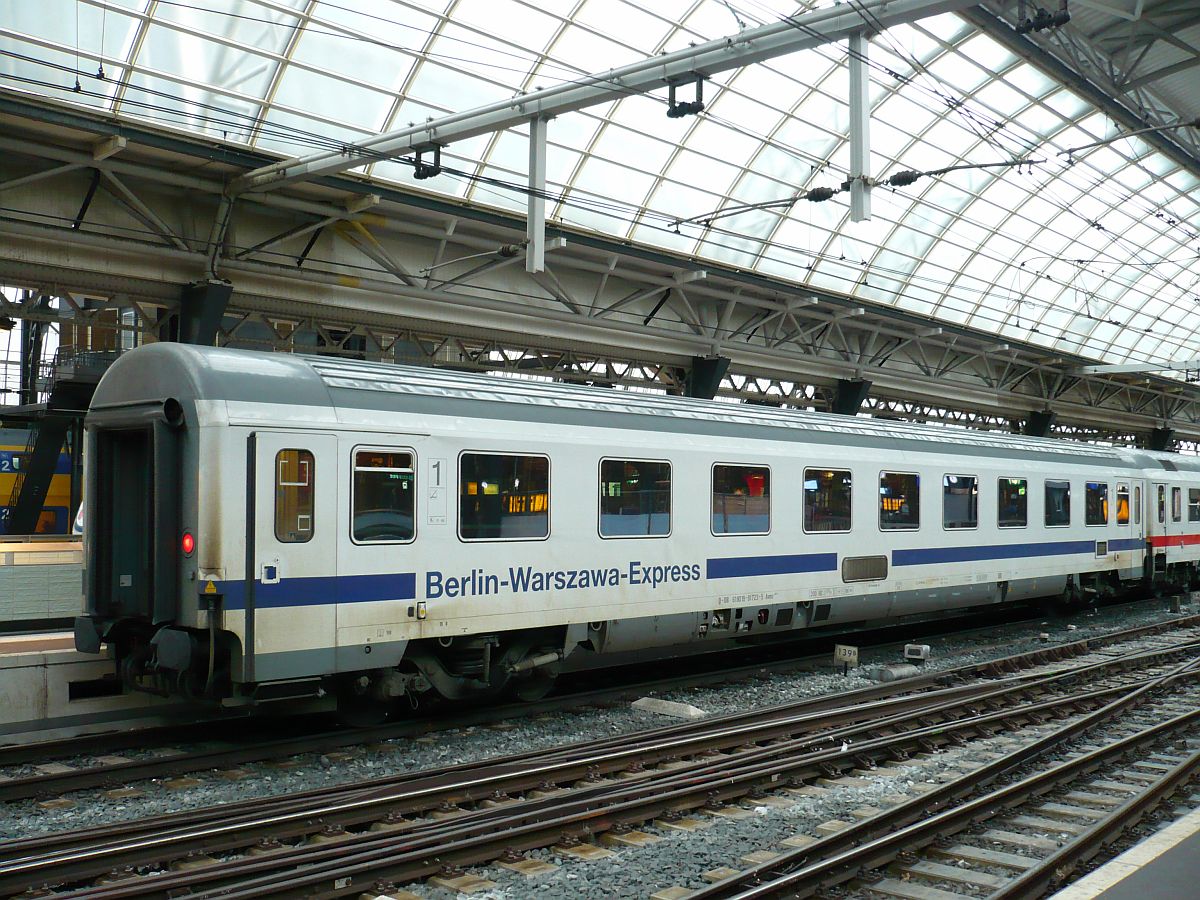 DB 1. Klasse Intercitywagen Avmz 108.5 mit Nummer 61 80 19-91 723-5 und Aufschrift  Berlin-Warszawa-Express  in IC 145 nach Berlin. Gleis 10b Amsterdam CS 17-12-2014.

DB 1e klasse intercityrijtuig Avmz 108.5 met nummer 61 80 19-91 723-5 en opschrift  Berlin-Warszawa-Express  in trein IC 145 naar Berlijn op spoor 10b Amsterdam CS 17-12-2014.