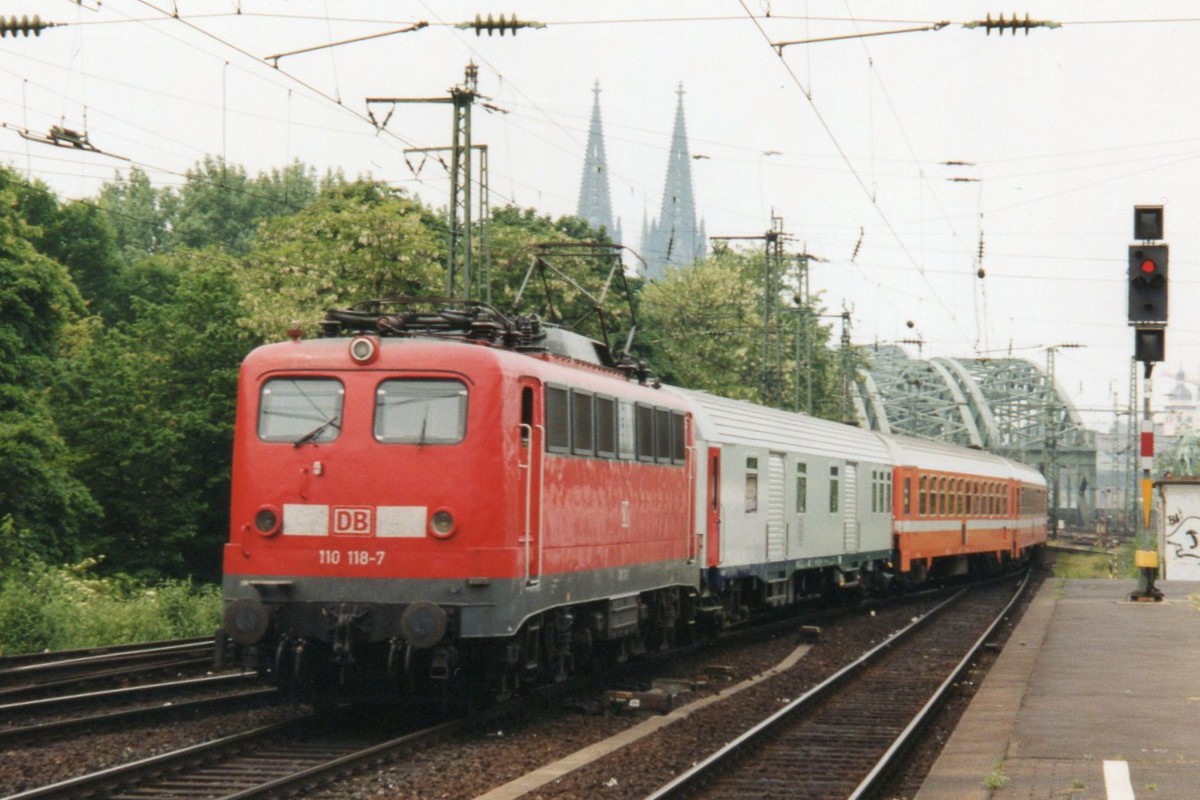 DB 110 118 durchfahrt am 21.Mai 2001 K�ln-deutz.