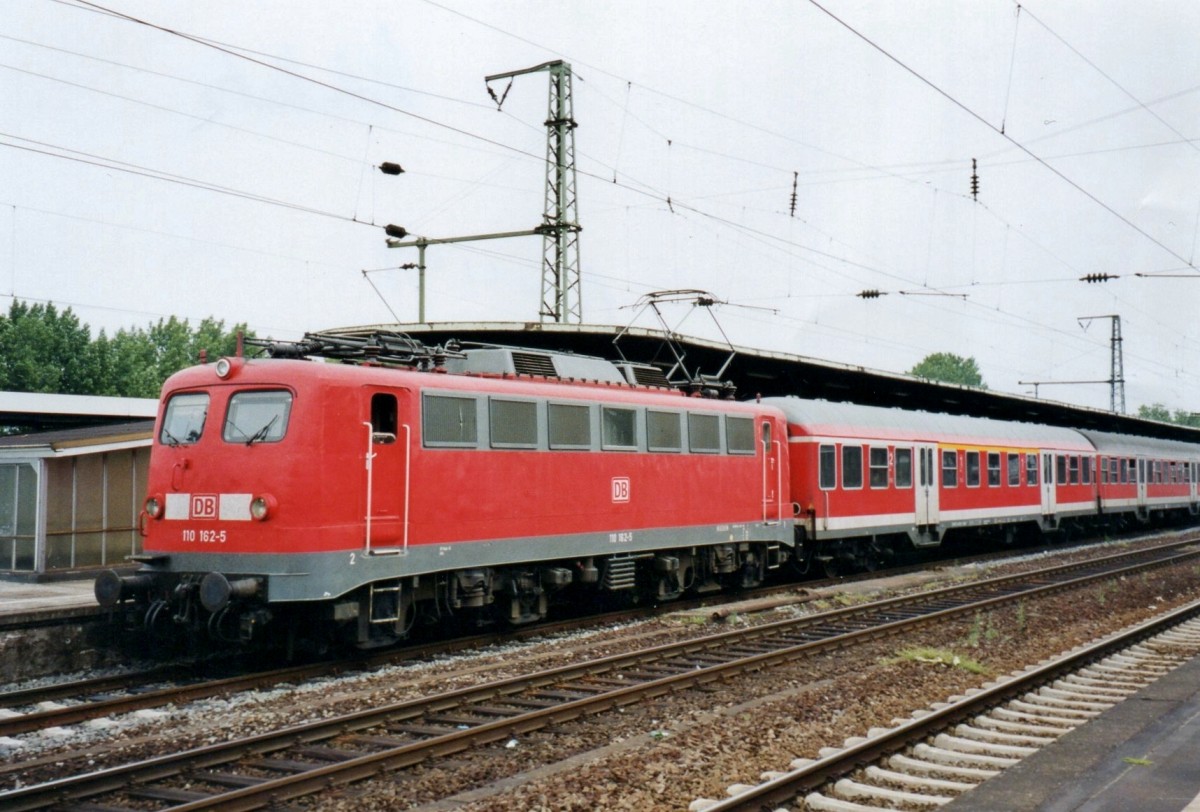 DB 110 162 steht am 13 April 2000 in K�ln Deutz.