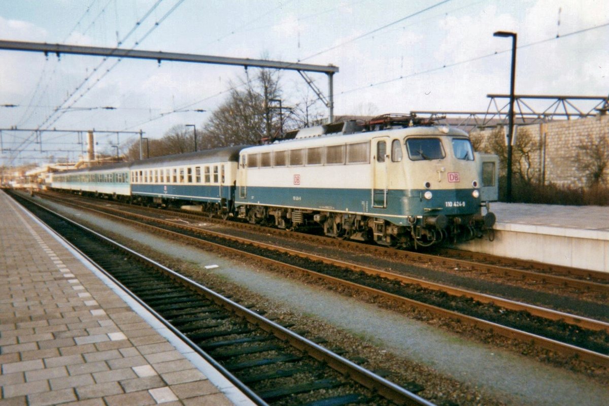 DB 110 424 steht am 24 Februar 1998 in Venlo. 