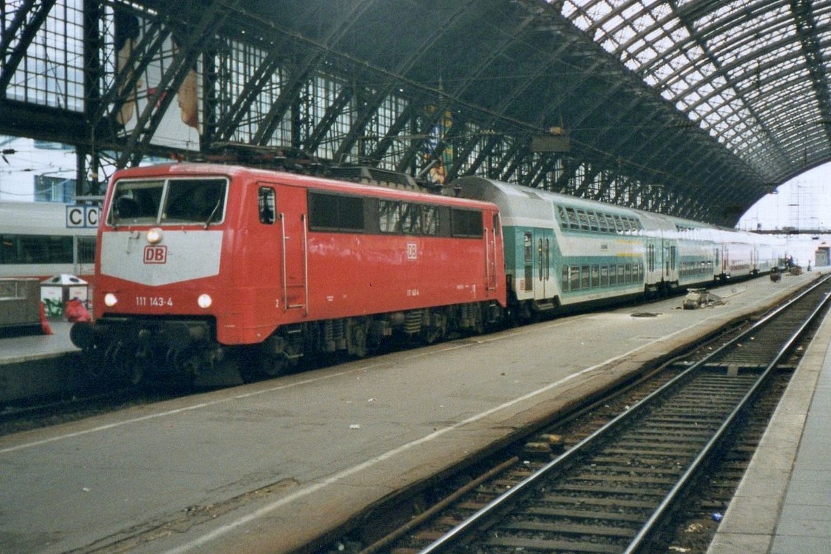 DB 111 143 steht am 24 Februar 1998 in K�ln Hbf.