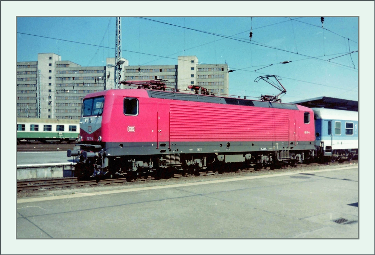  DB  112 xxx-4 in Berlin Lichtenberge.
April 1994 (Scan)
