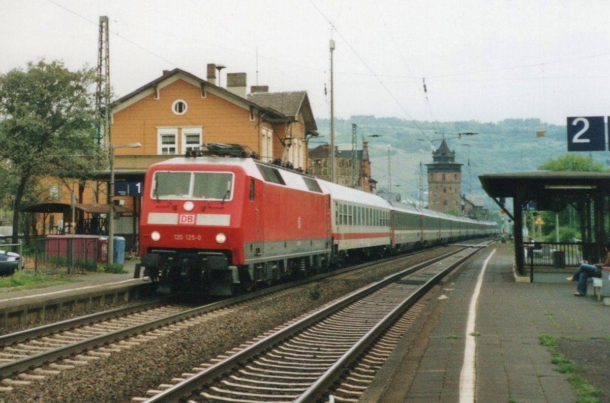 DB 120 125 durcheilt Oberwesel am 1 Juni 2012. 