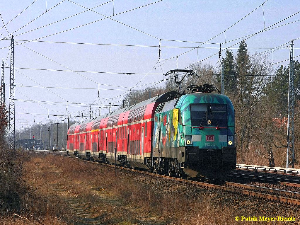 DB 182 013 mit RE1 auf dem Weg nach Frankfurt / Oder am 20.02.2015 bei Berlin-Friedrichshagen