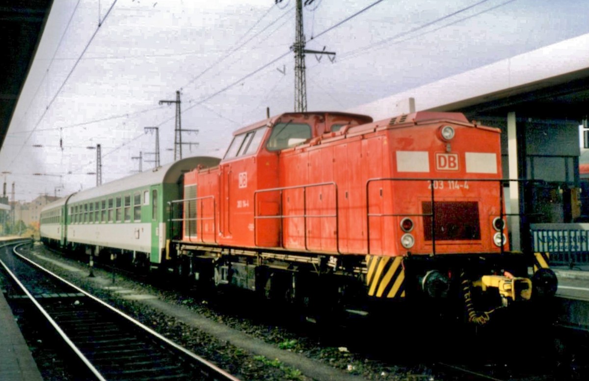 DB 203 114 rangiert CD-Wagen in N�rnberg Hbf am 23 Dezember 2003.