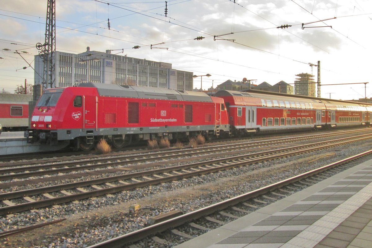 DB 245 015 steh am 28 Dezember 2016 in M�nchen Ost.